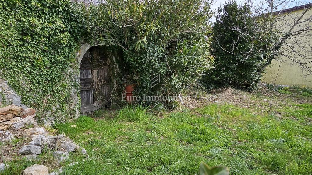 Bribir – terreno edificabile con vecchia casa in vendita