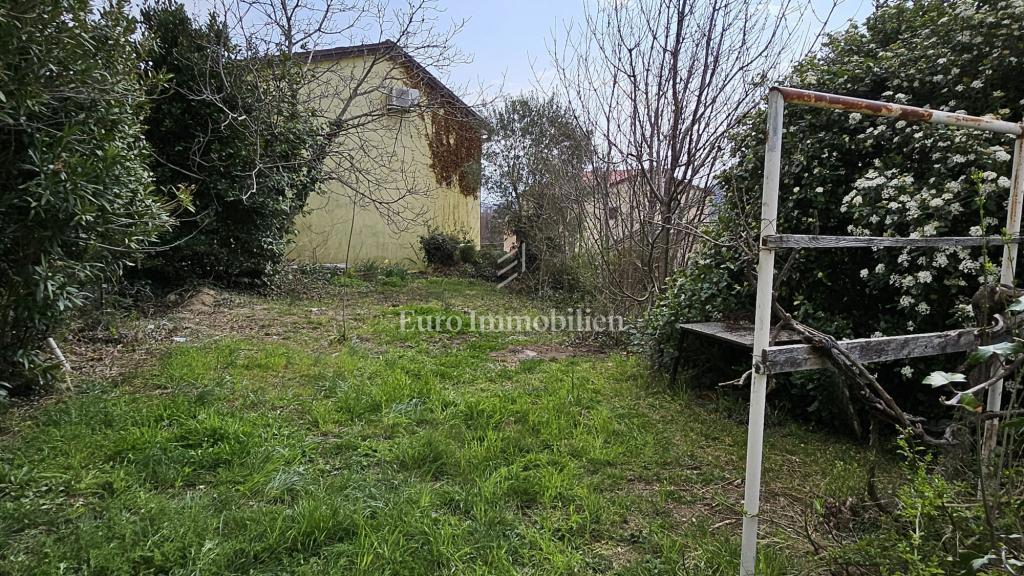 Bribir – terreno edificabile con vecchia casa in vendita