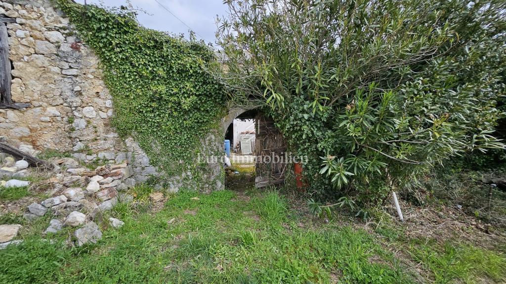 Bribir – terreno edificabile con vecchia casa in vendita