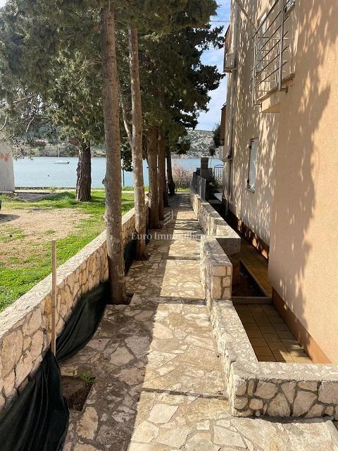 Appartamento con 2 terrazze in seconda fila al mare - l'isola di Pag