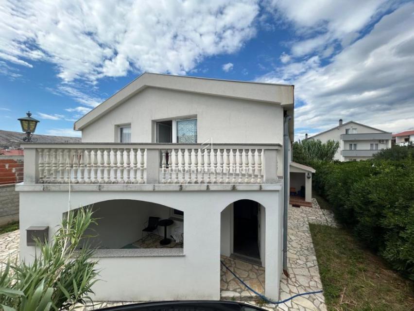 Palazzo con appartamenti e ampio giardino nel centro di Pago