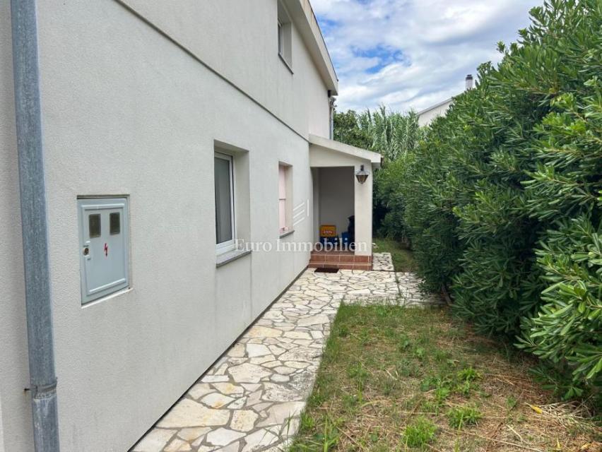 Palazzo con appartamenti e ampio giardino nel centro di Pago