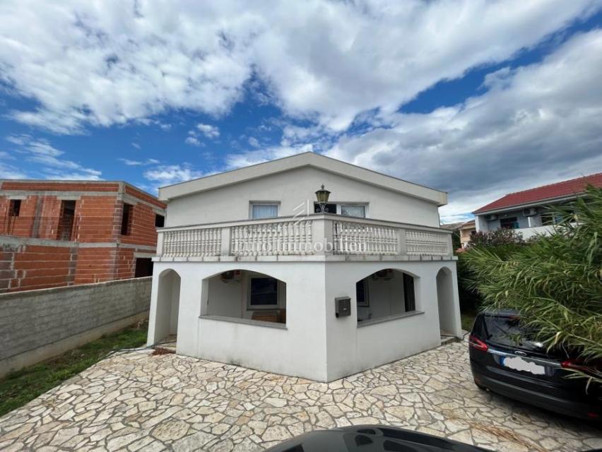 Palazzo con appartamenti e ampio giardino nel centro di Pago