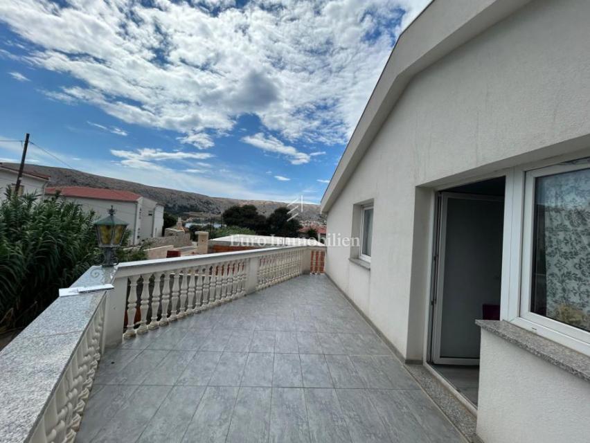 Palazzo con appartamenti e ampio giardino nel centro di Pago