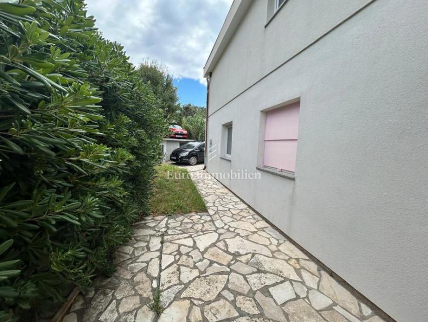 Palazzo con appartamenti e ampio giardino nel centro di Pago