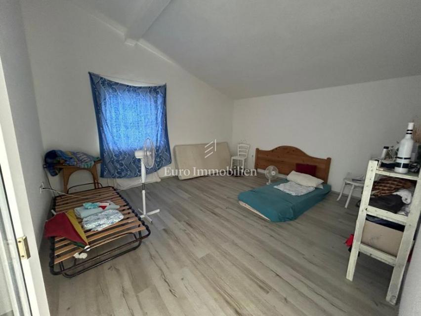 Palazzo con appartamenti e ampio giardino nel centro di Pago