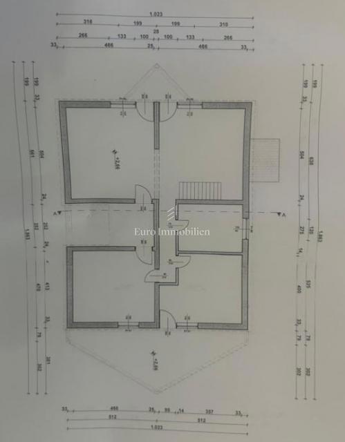 Palazzo con appartamenti e ampio giardino nel centro di Pago