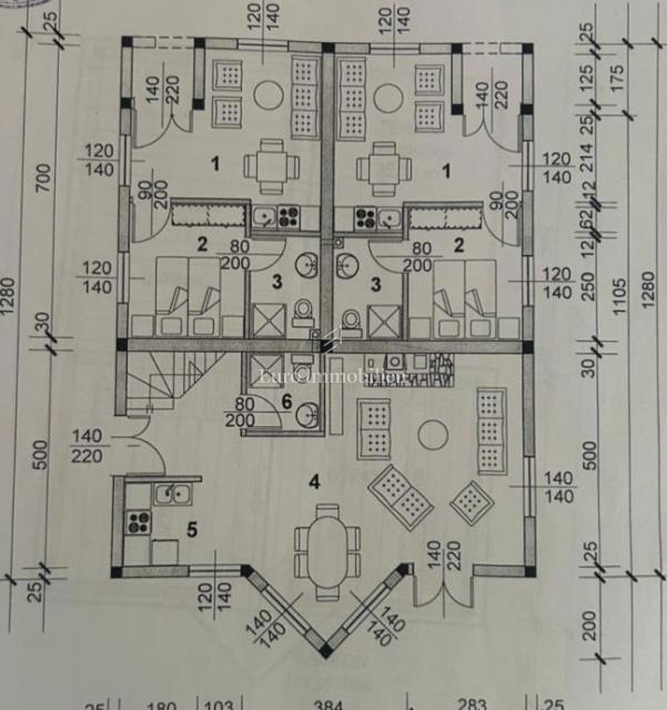 Palazzo con appartamenti e ampio giardino nel centro di Pago
