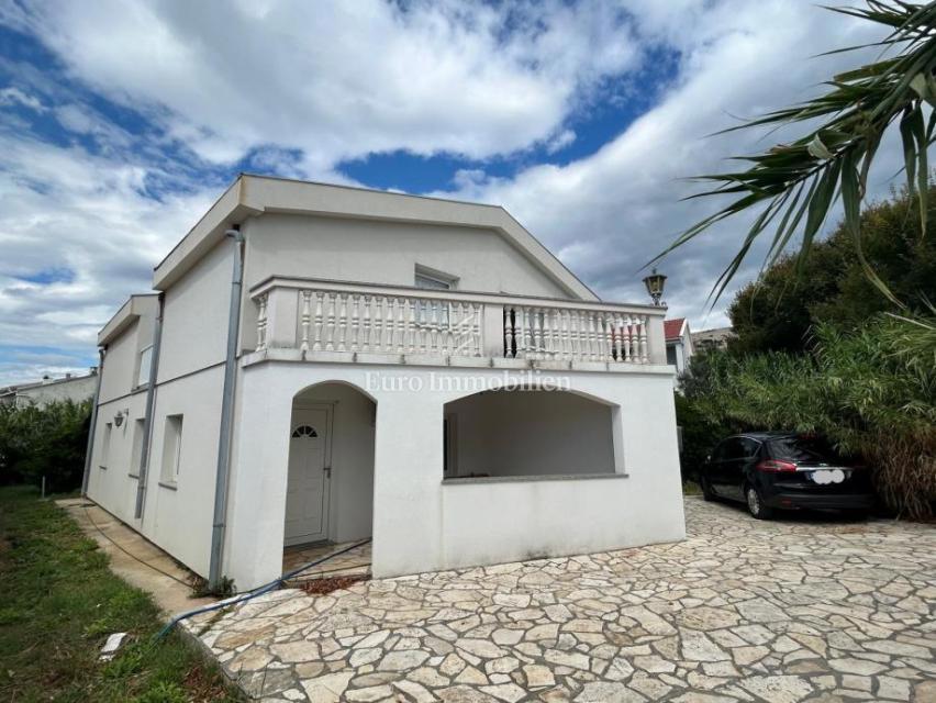 Palazzo con appartamenti e ampio giardino nel centro di Pago