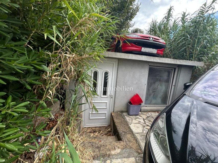 Palazzo con appartamenti e ampio giardino nel centro di Pago