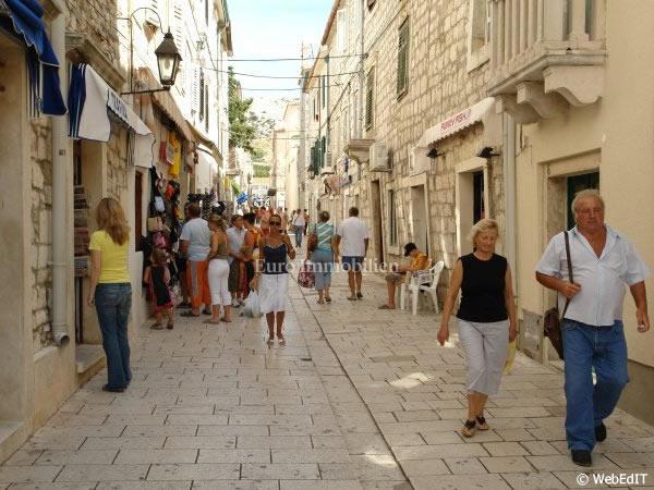 Palazzo con appartamenti e ampio giardino nel centro di Pago