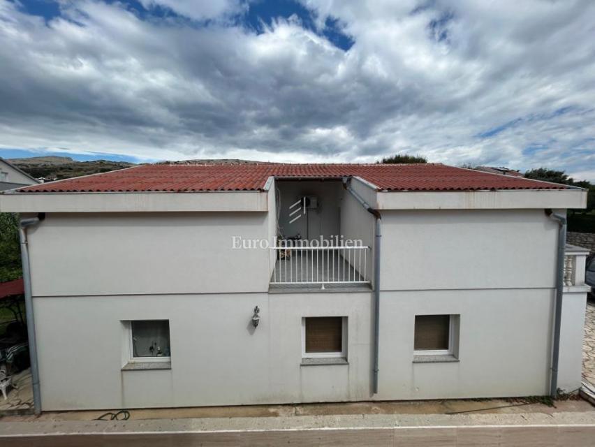 Palazzo con appartamenti e ampio giardino nel centro di Pago