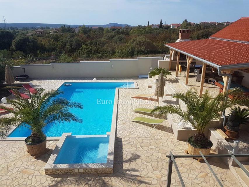 Donja Jagodnja - casa con piscina in una posizione tranquilla