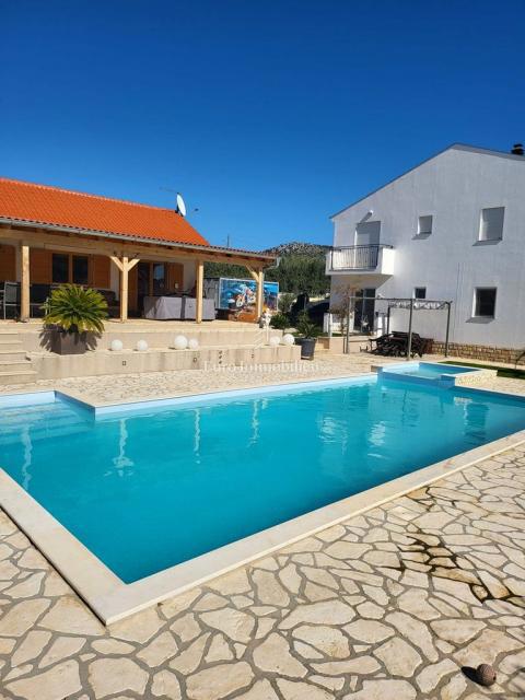 Donja Jagodnja - casa con piscina in una posizione tranquilla