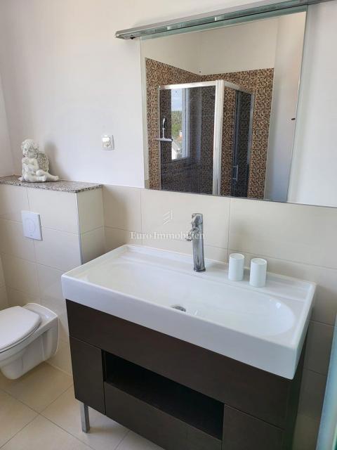 Donja Jagodnja - casa con piscina in una posizione tranquilla