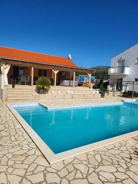 Donja Jagodnja - casa con piscina in una posizione tranquilla