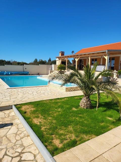 Donja Jagodnja - casa con piscina in una posizione tranquilla