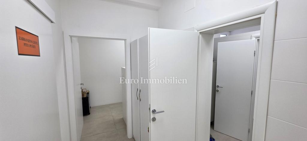 Dramalj - spazi per uffici con inquilino già presente in posizione privilegiata