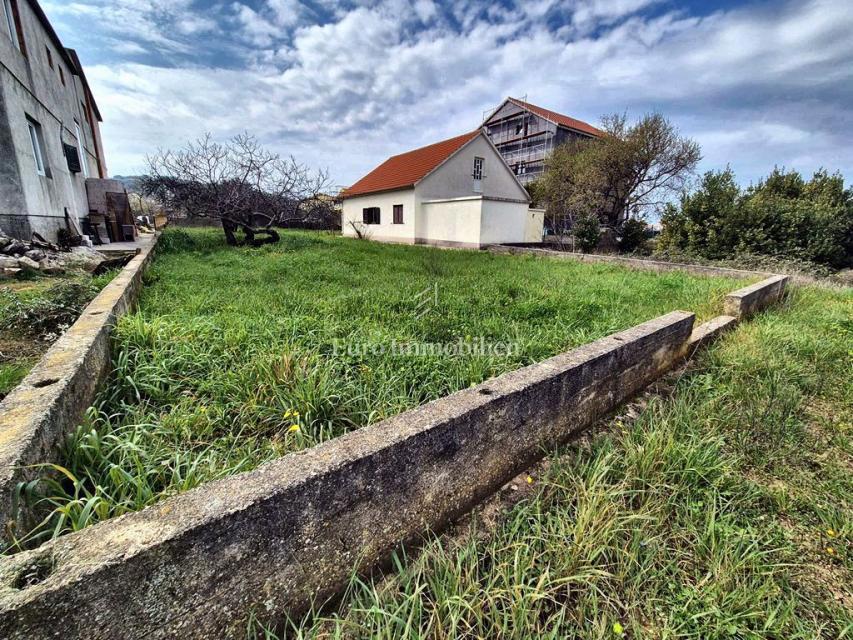 Murter, terreno edificabile in una posizione tranquilla