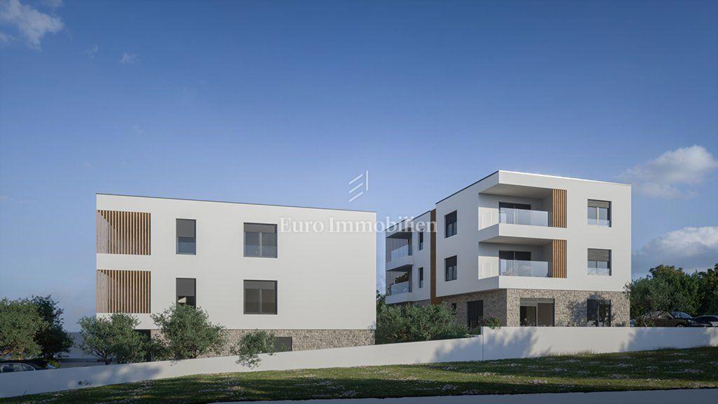 Brodarica, spazioso appartamento con giardino, in prima fila sul mare