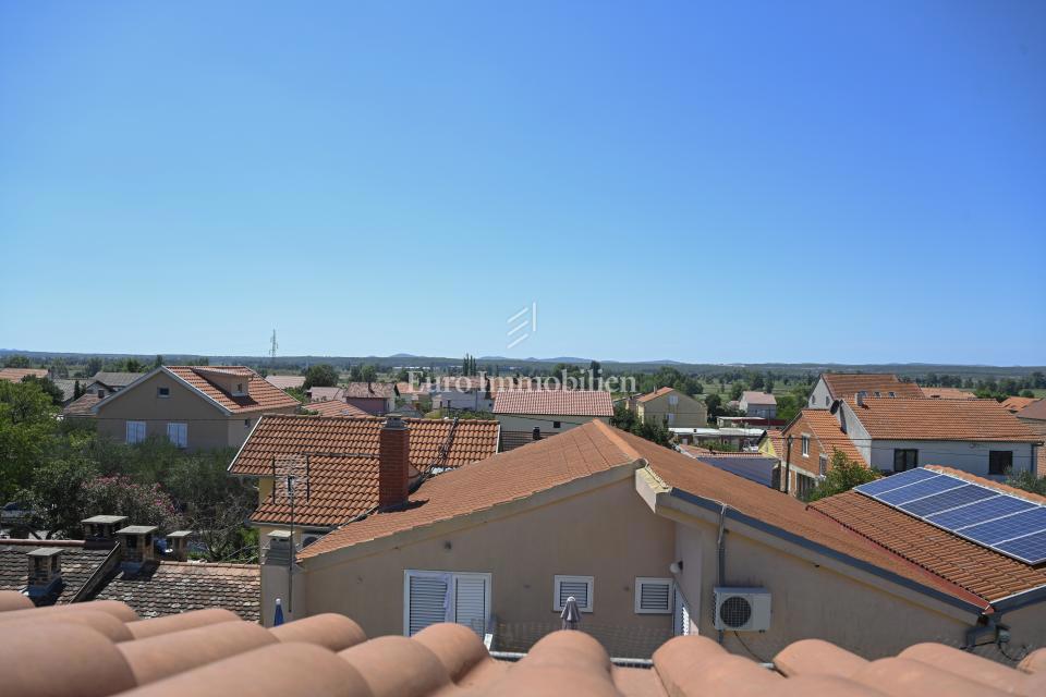 Biograd na Moru, dintorni - casa con 3 unità abitative