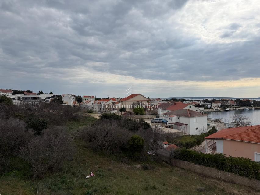 Isola di Pag - moderno appartamento con terrazza e giardino
