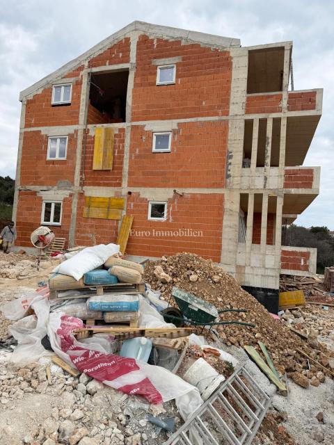 Isola di Pag - moderno appartamento con terrazza e giardino