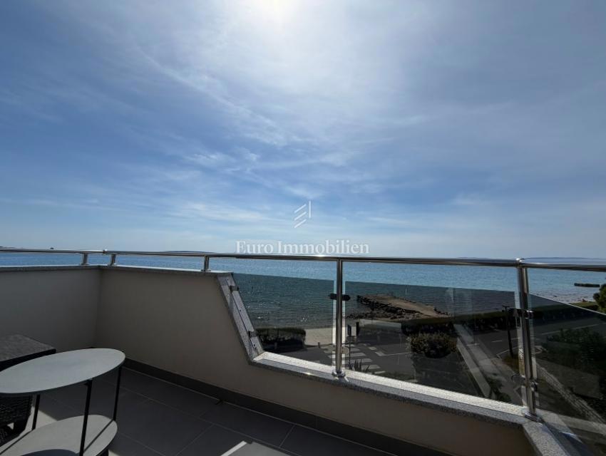 Novalja - appartamento con vista aperta, prima fila sul mare
