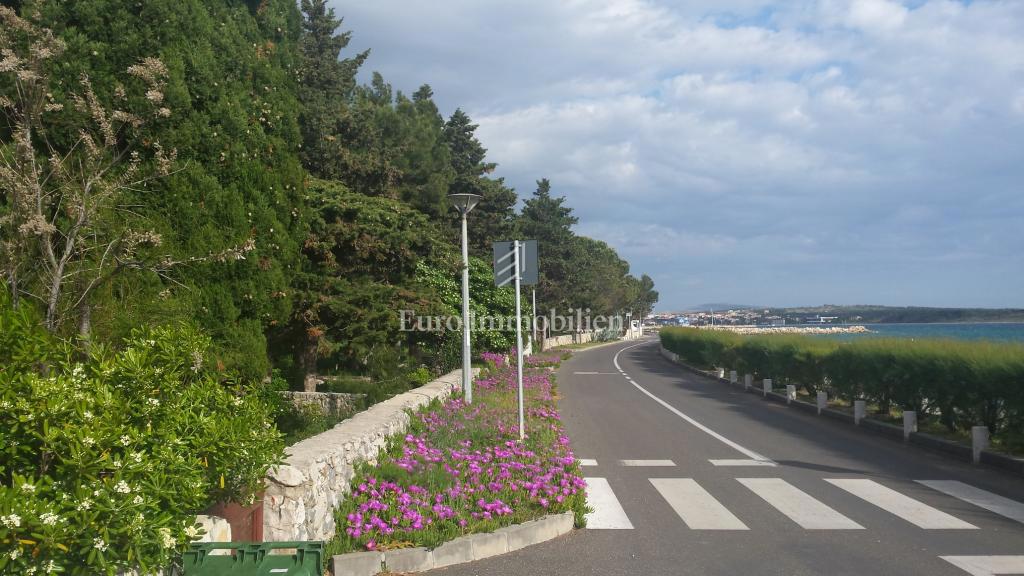 Novalja - appartamento con vista aperta, prima fila sul mare