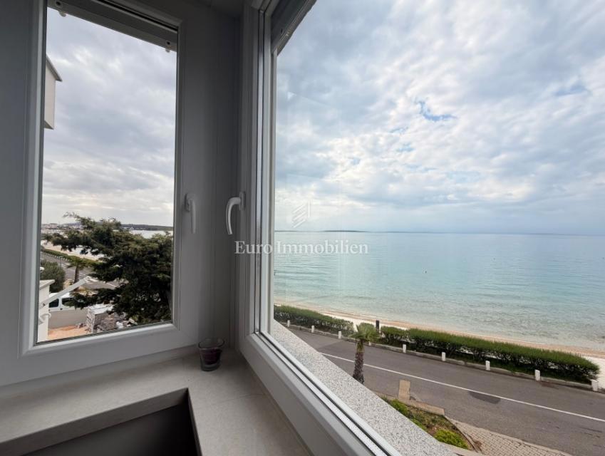 Novalja - appartamento con vista aperta, prima fila sul mare