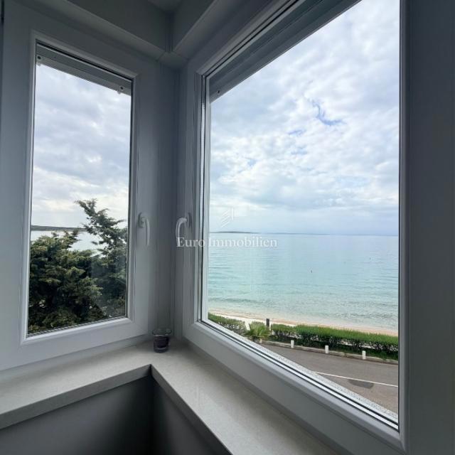 Novalja - appartamento con vista aperta, prima fila sul mare