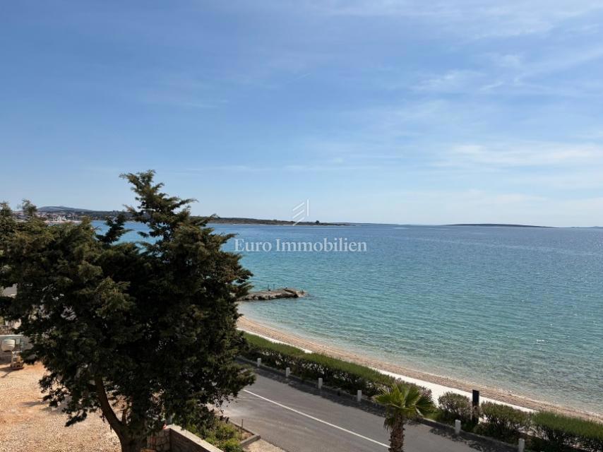 Novalja - appartamento con vista aperta, prima fila sul mare