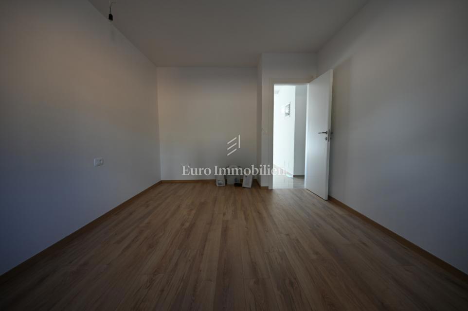 Istria, Novigrad - appartamento nuovo con piscina