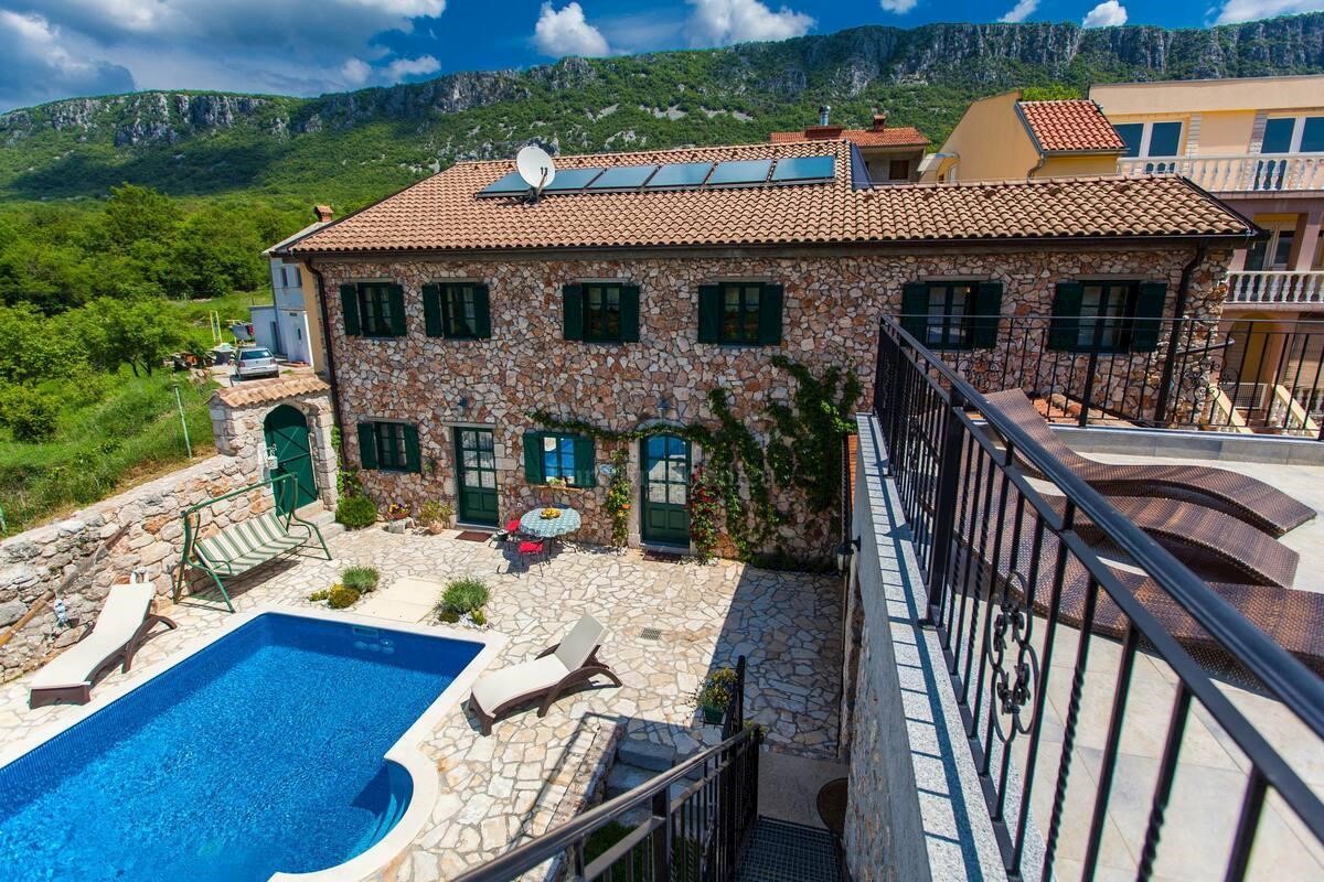 Stone villa in Bribir