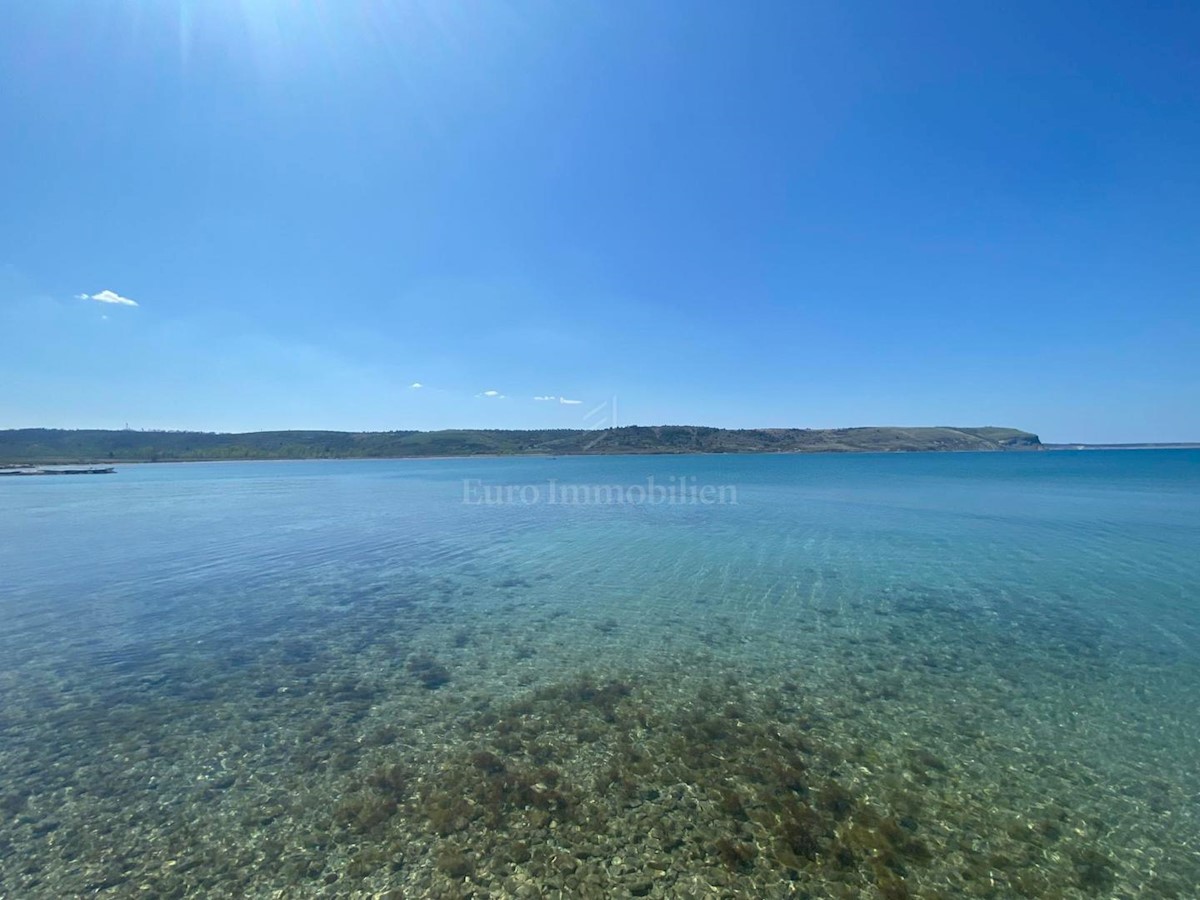 Building land first row to the sea, Razanac