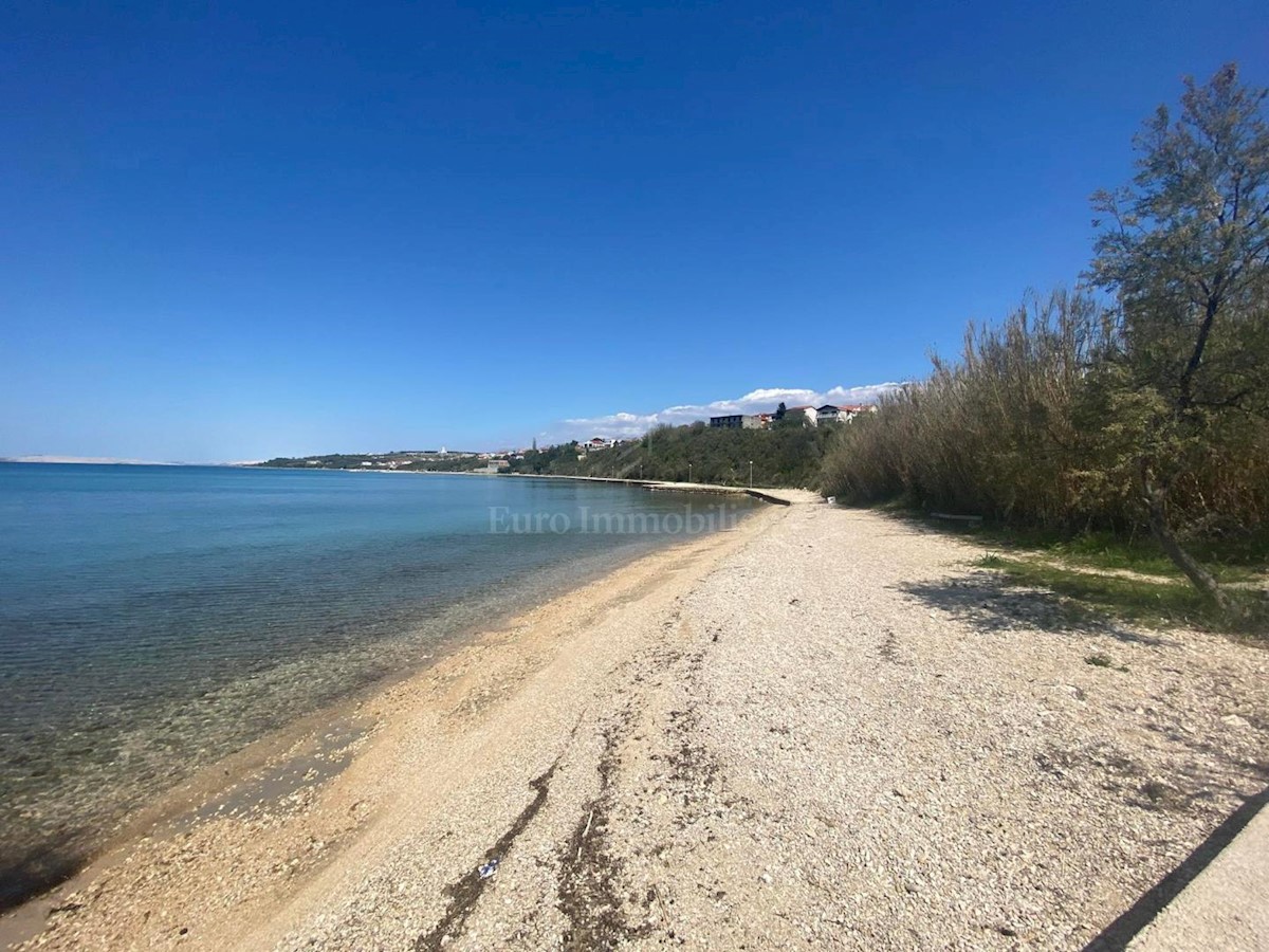 Building land first row to the sea, Razanac