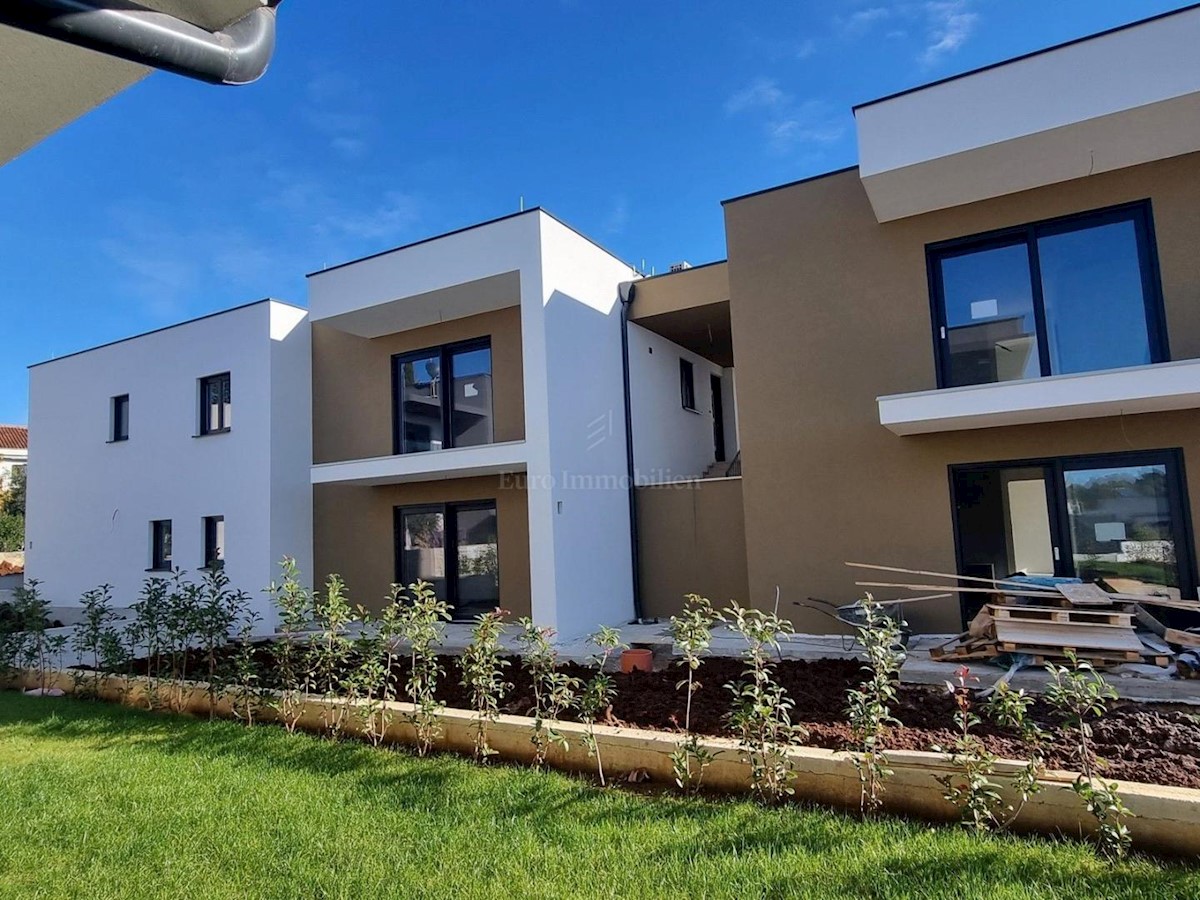 Apartment in a new building with a garden near the sea, Porec