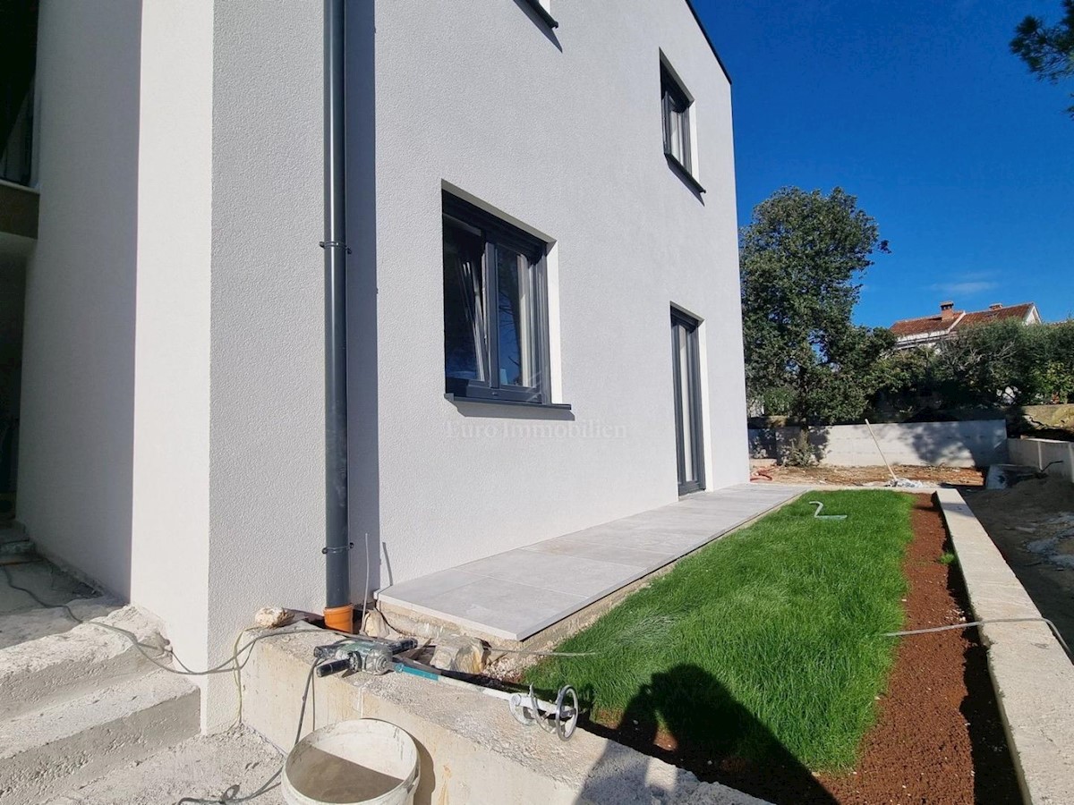 Apartment in a new building with a garden near the sea, Porec