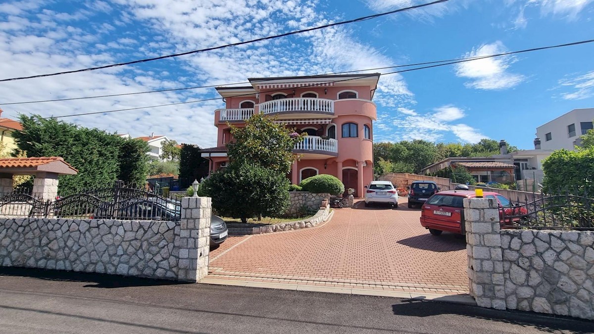 Family house with 4 apartments, Kostrena