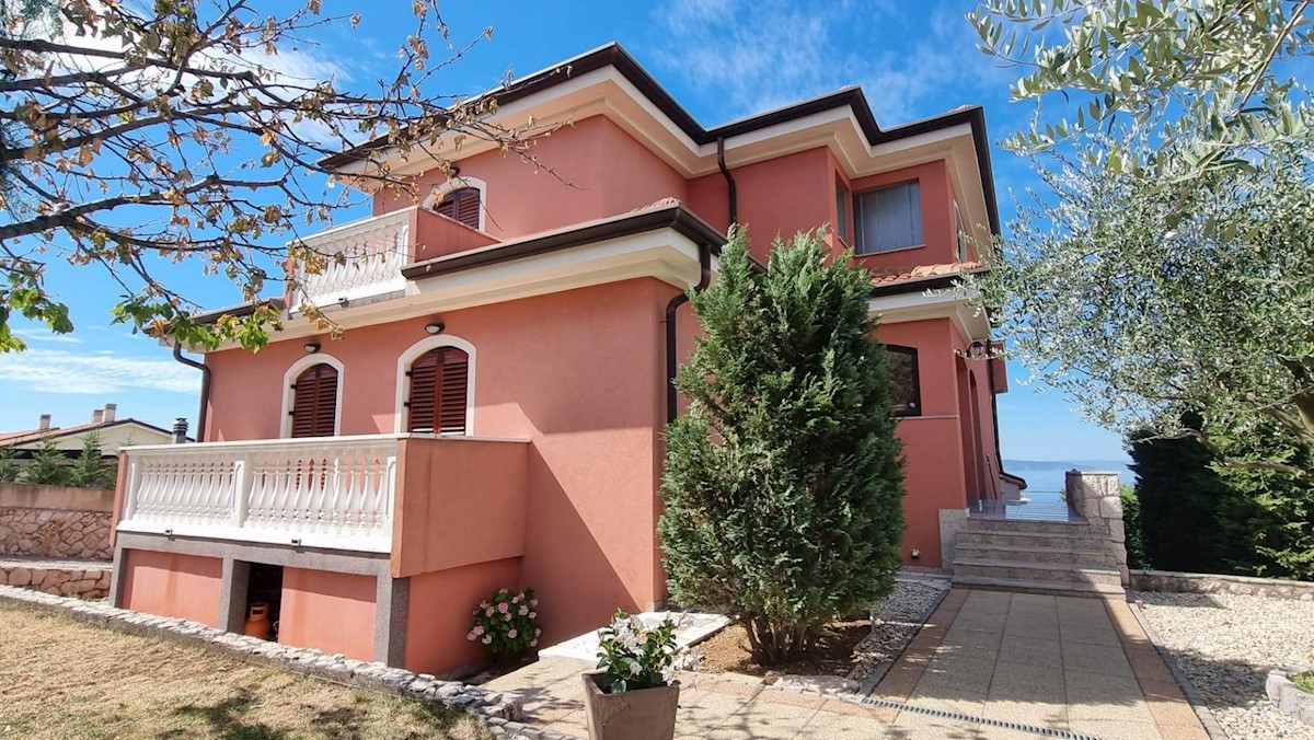 Family house with 4 apartments, Kostrena