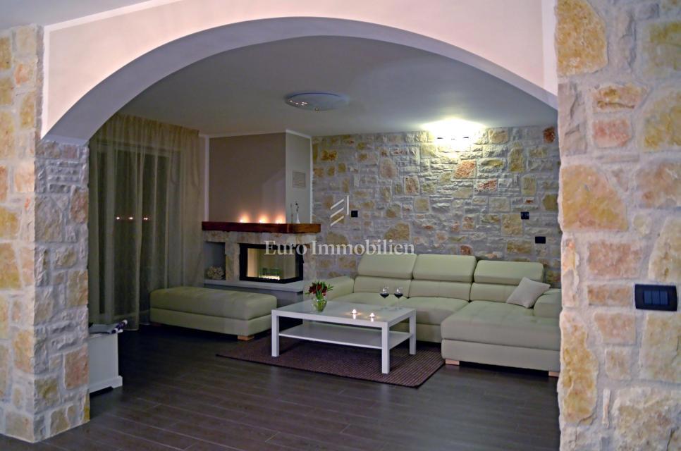 Stone villa with two apartments near the sea, Malinska