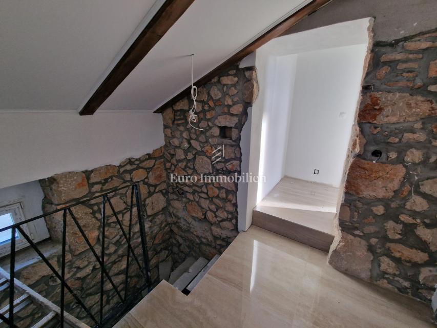 Beautiful semi-detached stone house with a pool, near Dobrinj