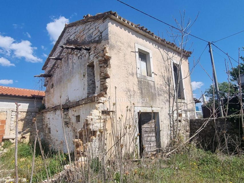 Three ruins in a quiet location overlooking the sea