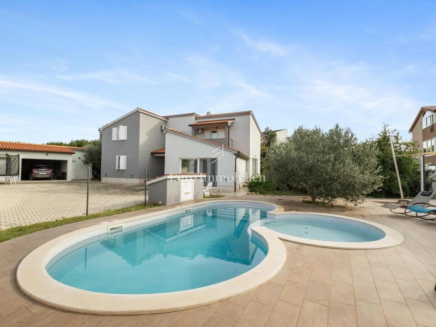 Villa con piscina - sobborgo di Pola