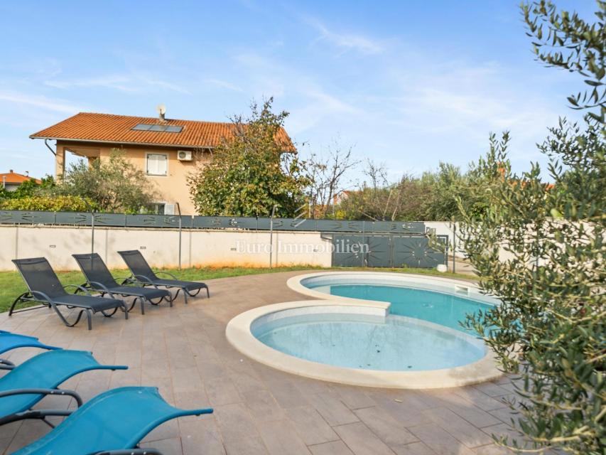 Villa con piscina - sobborgo di Pola