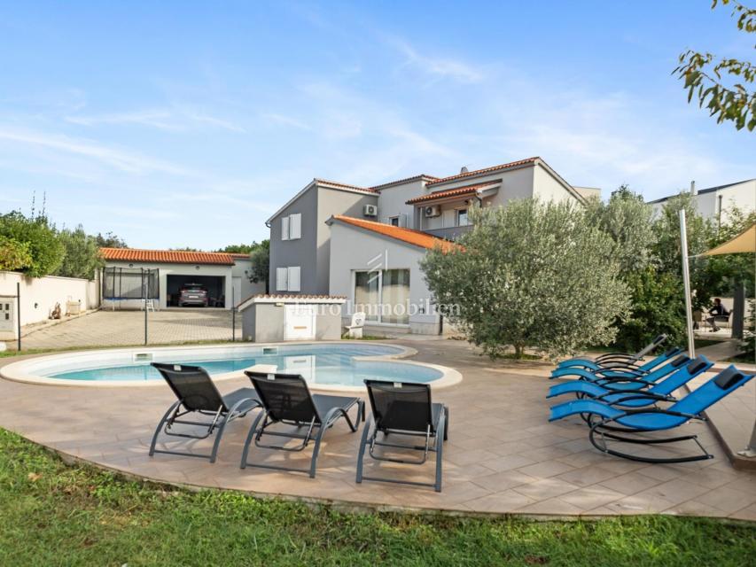 Villa con piscina - sobborgo di Pola