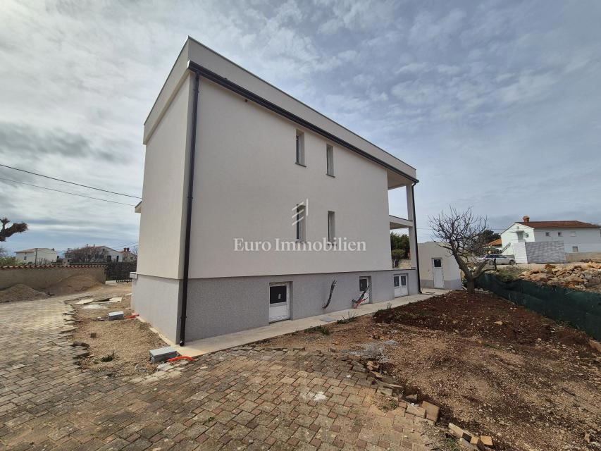 Krk - appartamento con piscina e giardino