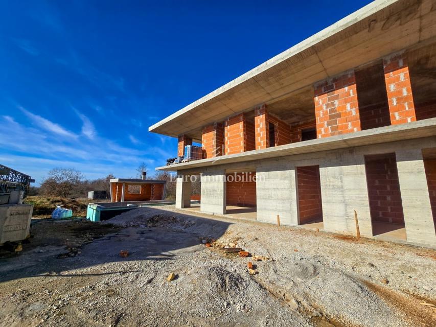 Villa con piscina in costruzione - zona Parenzo 