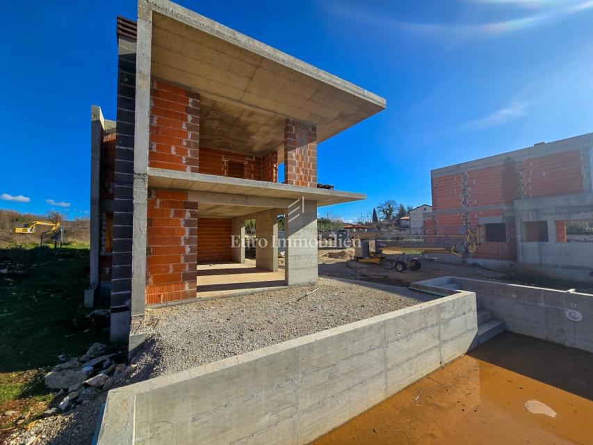 Villa con piscina in costruzione - zona Parenzo 