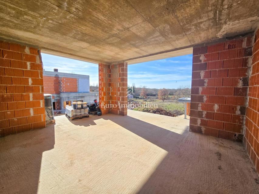 Villa con piscina in costruzione - zona Parenzo 